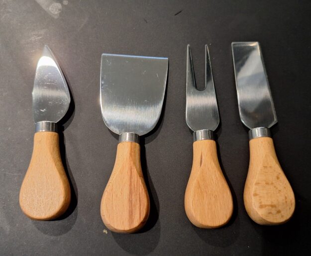 Käsemesser Set mit 4 Klingen NEU