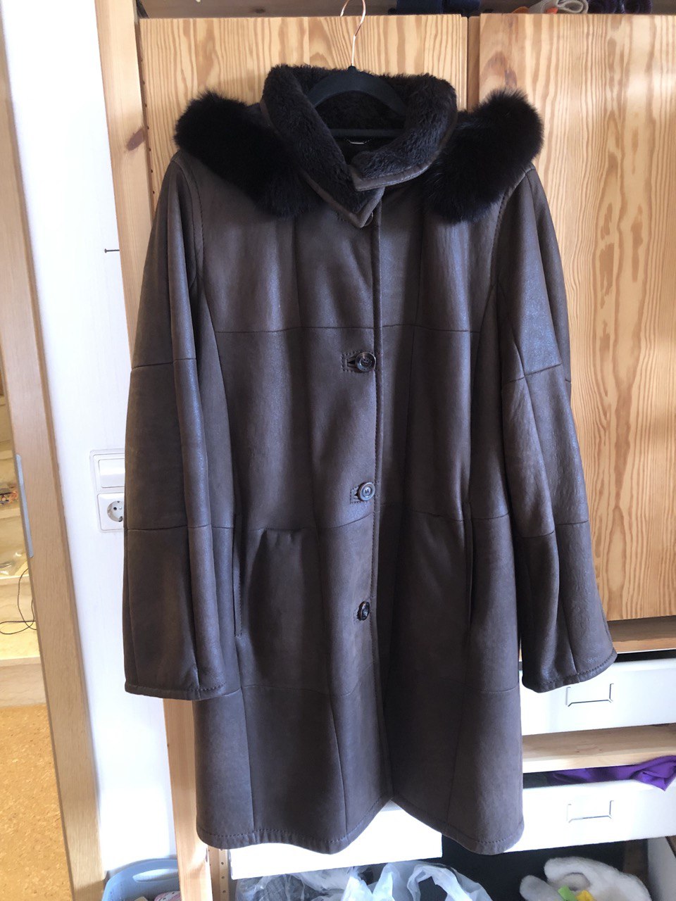 CHRIST Lammfellmantel „Corderitos“ – Größe 44 – Jacke Damen Pelzkragen Kapuze – Bild 4