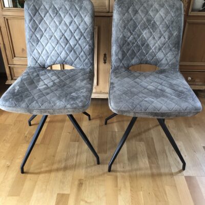 2 drehbare Polsterstühle grau mit Metallgestell, gepolstert