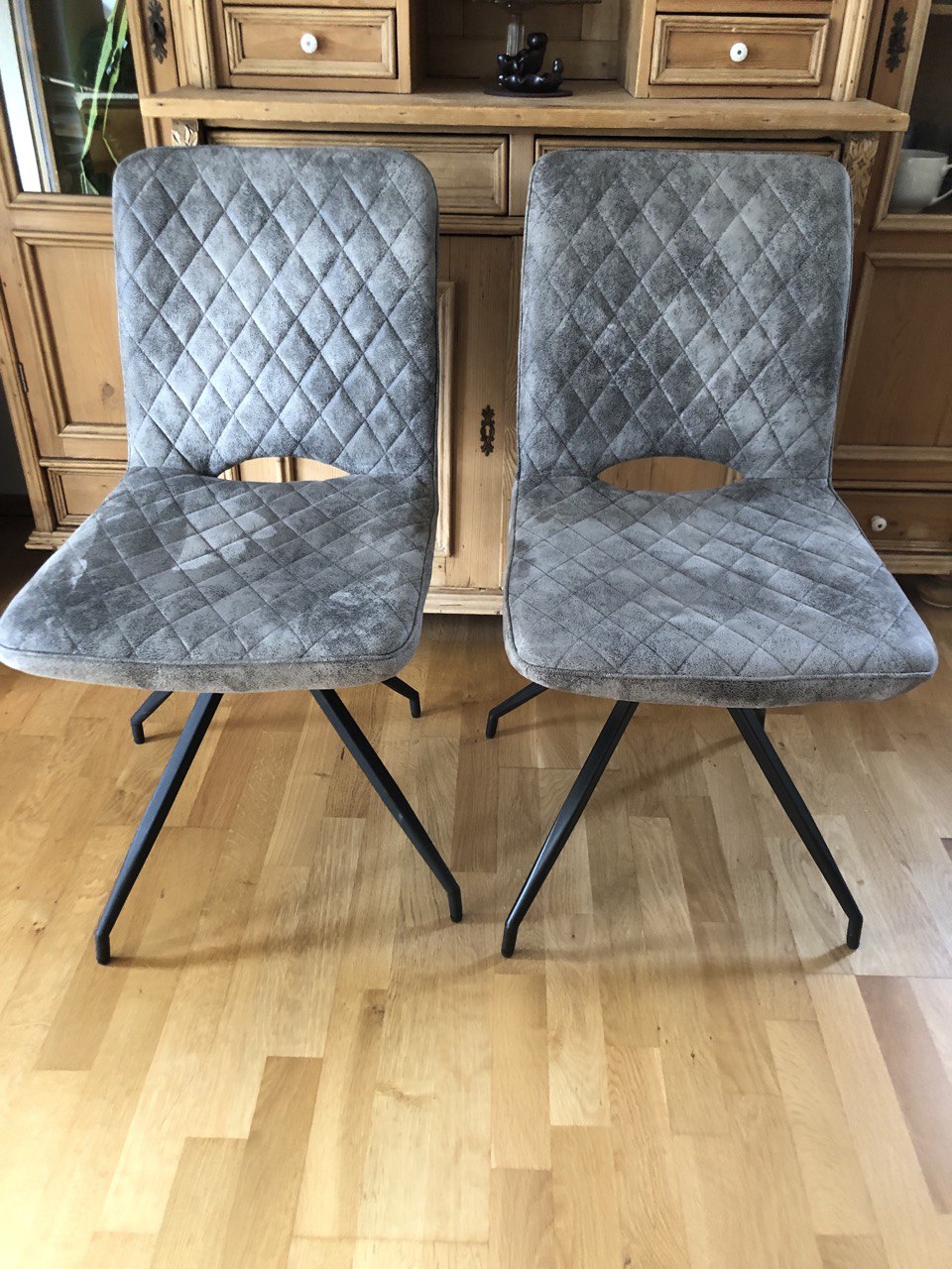 2 drehbare Polsterstühle grau mit Metallgestell, gepolstert