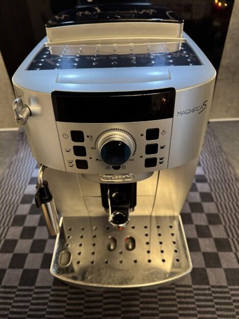 DeLonghi Magnifica S ECAM 22.110 SB Kaffeevollautomaten in silber