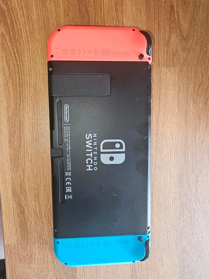 Nintendo Switch inkl. Zubehör und Tasche – Bild 3