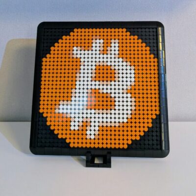 Bitcoin Mosaik 30x30 aus Klemmbausteinen mit Rahmen, Standfuß und Wandhalterung